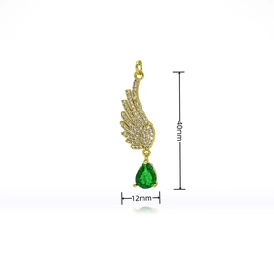 Dettaglio pendente ala dorata con pavé di zirconi e gemma verde, misura 40x12mm
