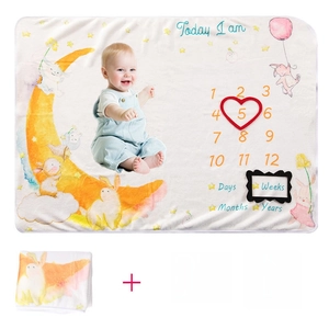 Detailansicht der Baby-Meilenstein-Decke mit Mond, Sternen und niedlichen Hasenmotiven