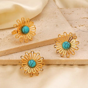 Set orecchini e anello margherita dorata con turchese su elegante sfondo in pietra e seta
