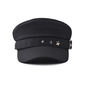 Béret militaire noir classique orné de rivets en forme d'étoiles argentées sur fond blanc