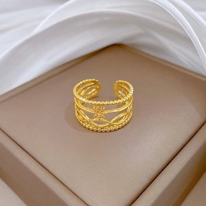 Bague ouverte ajustable plaquée or minimaliste avec motif d'engrenage évidé