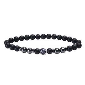 Détail du bracelet en perles de pierre noire mate 6mm avec hématite et perle marbrée
