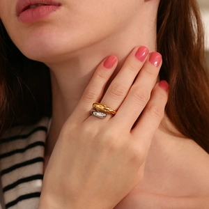 Anello a serpente martellato irregolare in acciaio inossidabile placcato oro 18K