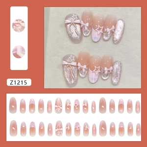 Faux ongles French roses avec effet œil de chat, motif à carreaux et nœuds 3D