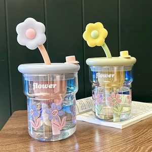 Détail de tasses en verre fleuries avec poignées de couvercle en fleur et filtres