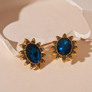 Detailaufnahme der Vintage-Sonnenblumen-Ohrringe mit ovalem blauem Stein und Gold-Finish
