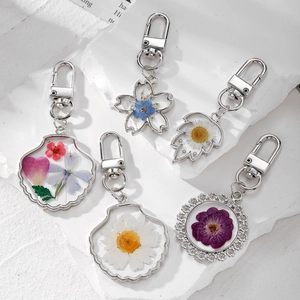 Real Dried Flower Keychain Resin Transparent Shell Leaf Shape Pendant Bag Hanging Ornament Pastoral Gift For Women
