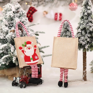 Sacchetti regalo di Natale in lino con Babbo Natale 3D e gambe in maglia a righe per dolci
