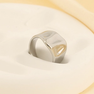 Détail macro de la bague lave argentée montrant la texture irrégulière du métal