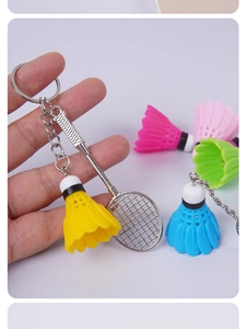Gedetailleerd zicht op een badminton sleutelhanger met mini-racket en gele shuttle