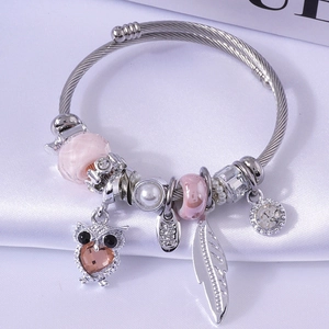 Silbernes Edelstahl-Armband mit Eulen- und Federanhängern sowie rosa Glasperlen