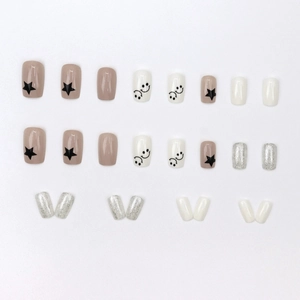 Faux ongles courts rose lotus et paillettes argentées avec étoiles noires et smileys