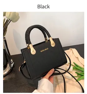 Détail du petit sac carré noir avec poignée tressée et logo doré miss.mini chic