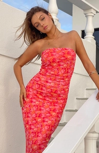 Détails de l'imprimé floral vibrant et du tissu froncé sur cette robe d'été sans bretelles