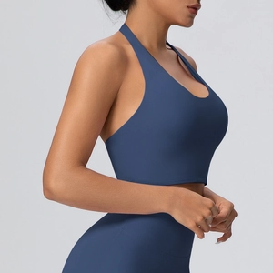 Vista laterale del set sportivo blu navy con reggiseno a vogatore e leggings elastici