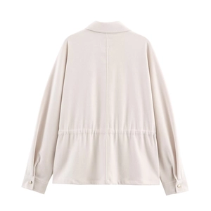 Vue détaillée de la taille ajustable et des poignets boutonnés de la veste beige