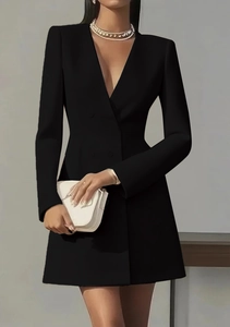 Detail eines schwarzen zweireihigen V-Ausschnitt Blazer-Kleides mit langen Ärmeln und eleganter Form
