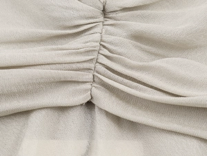 Vue détaillée du drapé sur haut en dentelle georgette beige clair avec texture fine