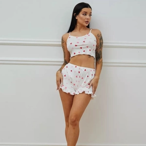 Ensemble pyjama d'été deux pièces avec imprimé cœurs rouges et short à volants