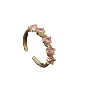 Bague ouverte dorée élégante ornée de zircons roses ovales et d'accents cristallins brillants