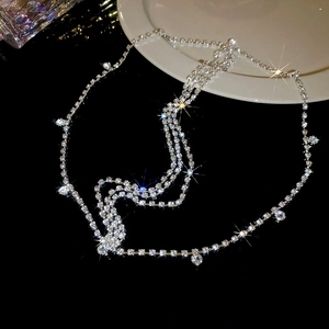 Détail macro d'une chaîne de tête multicouche en strass avec glands argentés et cristaux