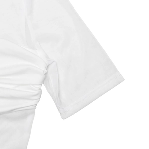 Vue détaillée de la texture en maille côtelée blanche sur les manches de la robe