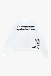 Dettaglio del testo nero I'd rather have loyalty than love su un maglione bianco in maglia