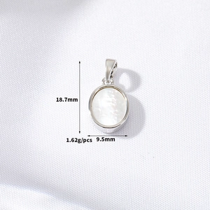 Makroaufnahme von ovalem Perlmuttaufhänger in Silber mit Maßen 18,7mm Höhe und 9,5mm Breite
