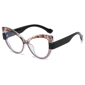 Lunettes œil de chat tendance avec monture marbre brun et dégradé violet sur fond blanc