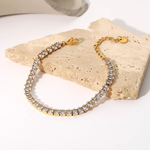 Detail von 18K vergoldetem Armband mit weißem Zirkon und verstellbarem Karabinerverschluss