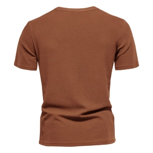 Vista dettagliata del retro della t-shirt marrone in maglia a nido d'ape e tessuto