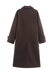 Vue arrière d'un long manteau en laine marron foncé avec fente centrale et poignets