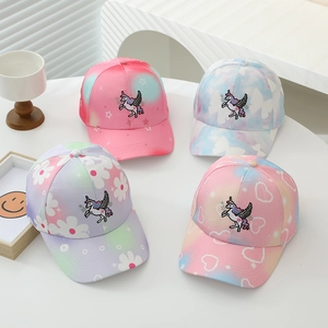 Dettaglio di quattro cappellini da baseball con unicorno per bambini in vari colori