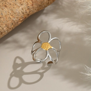 Detailansicht des zweifarbigen Blumenrings mit goldenem Zentrum und verstellbarer Schiene