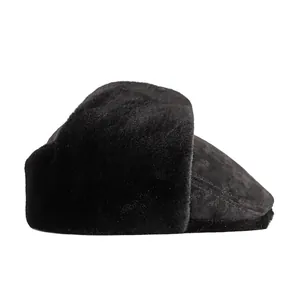 Gorra de invierno en ante negro con orejeras de piel para protección del frío