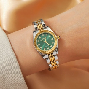 Vue rapprochée d'une montre à quartz pour femme avec cadran vert et diamants