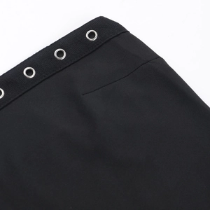 Detailaufnahme von schwarzem Stoff mit Metallösen und Köperstruktur am Schlauchkleid