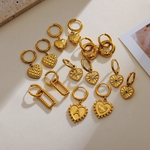 Dettaglio ravvicinato di orecchini vintage a cuore in acciaio inossidabile placcato oro