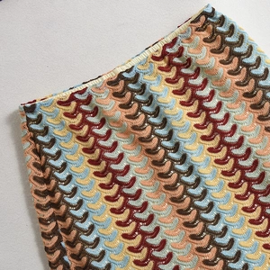 Détail du tissu en maille ondulée colorée avec texture crochet sur la minijupe