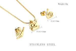 Detail von Schnecken-Anhänger und Ohrringen aus goldenem Edelstahl mit Gewichtsangaben