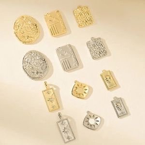 Makroansicht geometrischer Zirkonanhänger in Gold und Silber für DIY-Halsketten-Schmuck