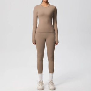 Dettaglio del set yoga tortora spazzolato con maglia a maniche lunghe e leggings aderenti