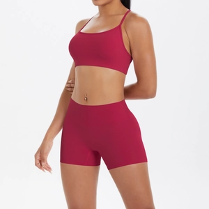 Détail d'un ensemble de yoga rouge foncé avec brassière et short à taille haute