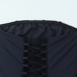 Abito a fascia blu scuro con striscia di silicone antiscivolo e dettaglio lacci sulla schiena