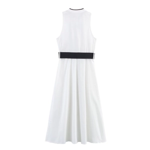 Witte mouwloze jurk met zwart contrasterende bies en riem, casual zomerstijl