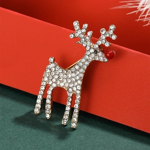Broche de renne de Noël étincelante avec cristaux blancs et nez rouge sur fond festif