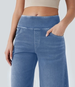 Detail der hohen elastischen Taille mit Seitentaschen und weißen Kontrastnähten an blauer Jeans