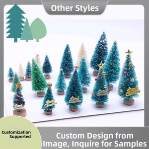 Détail de sapins de Noël miniatures en sisal avec socles en bois et signes Merry Christmas