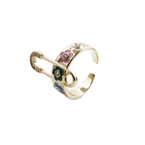 Détail d'une bague trombone dorée avec des fleurs en émail coloré et pierres de zircon