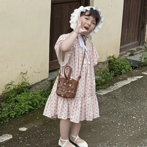 Abito estivo rosa a fiori per bambina con cappello in pizzo e borsa a tracolla intrecciata